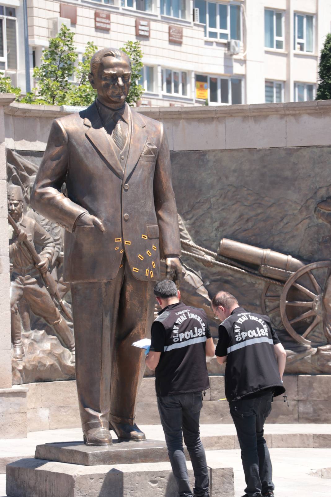 Bayram sabahı Atatürk heykeline saldıran dayı yeğen tutuklandı 1